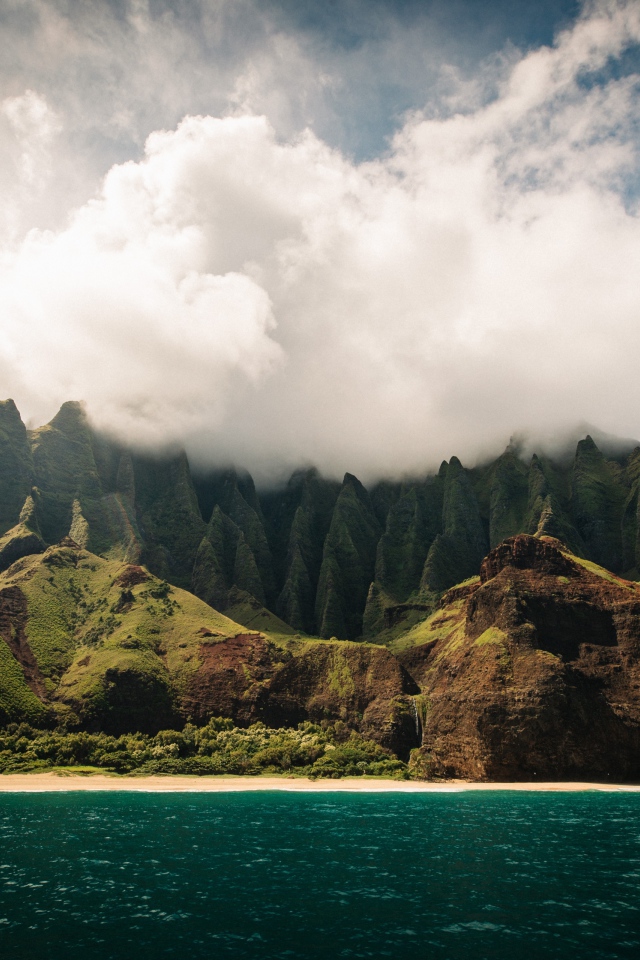 Белые облака окутывают вершину горы у озера