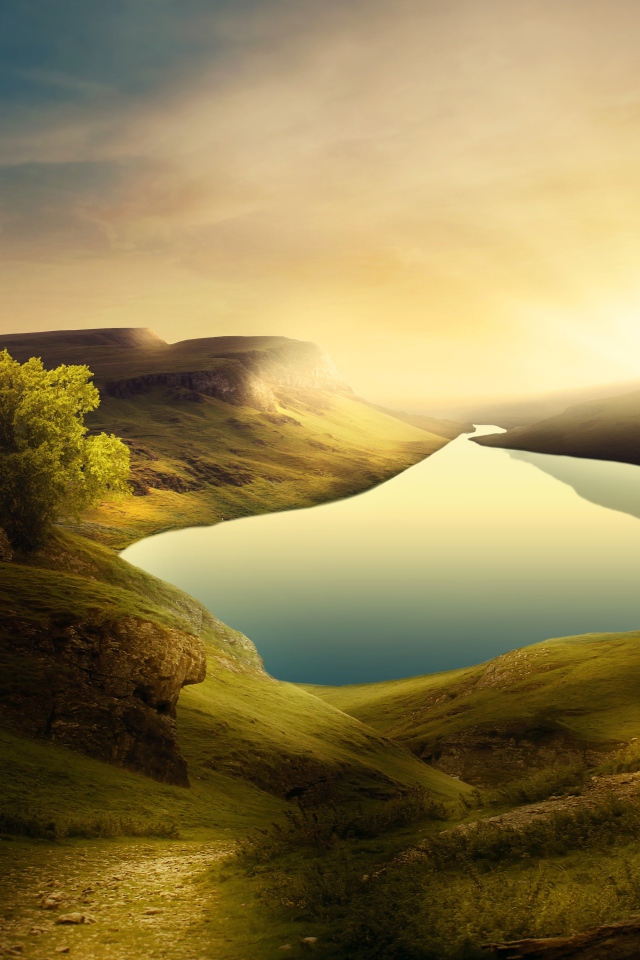 Красивое озеро среди зеленых гор под небом