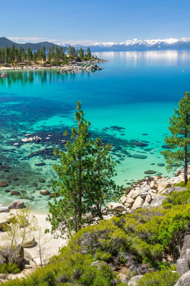 Красивый вид на озеро с голубой водой 