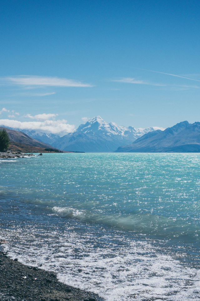 Голубая чистая холодная вода в горном озере 