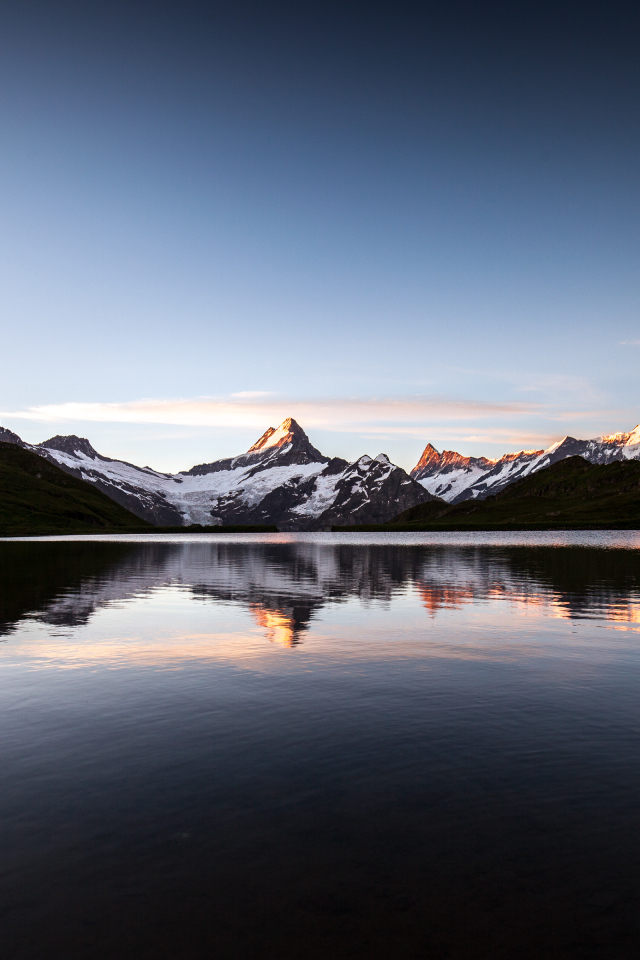 Спокойное горное озеро у заснеженных гор 