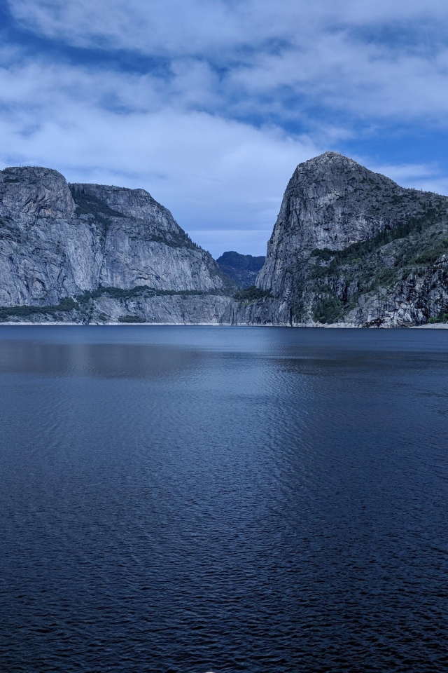 Спокойная вода в озере среди камней 