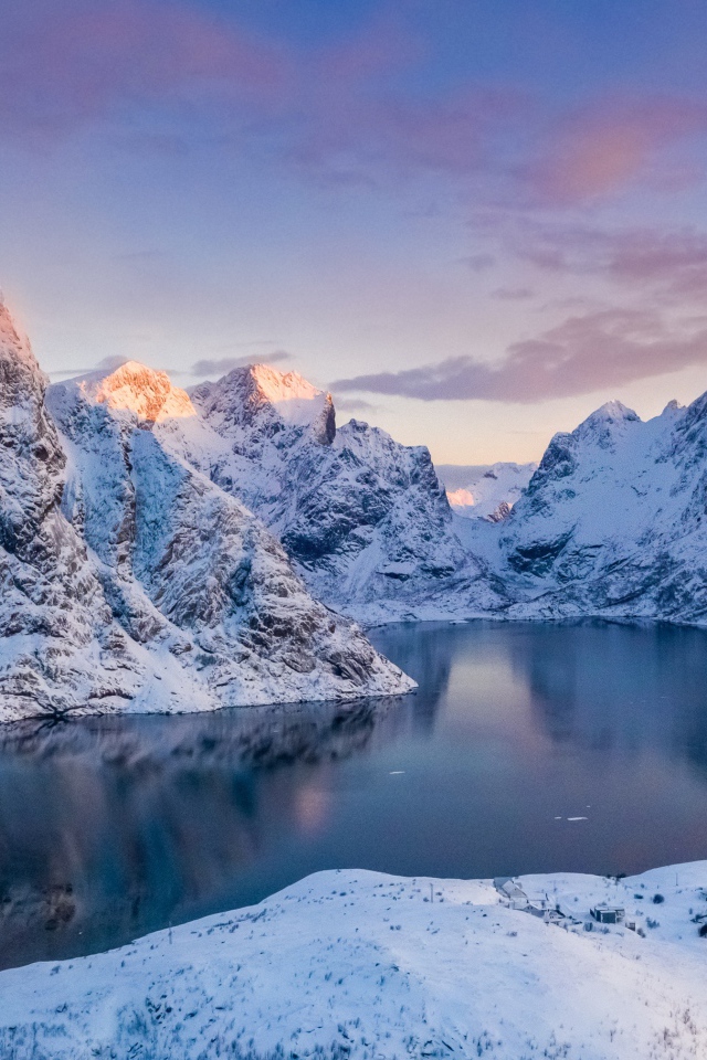 Покрытое льдом озеро в горах, Лофотенские острова. Норвегия