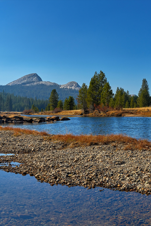 Переход на живописном озере в парке США