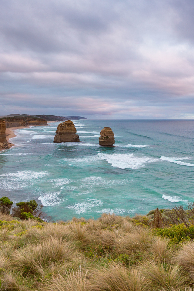 Красивый вид с утеса на морской залив 