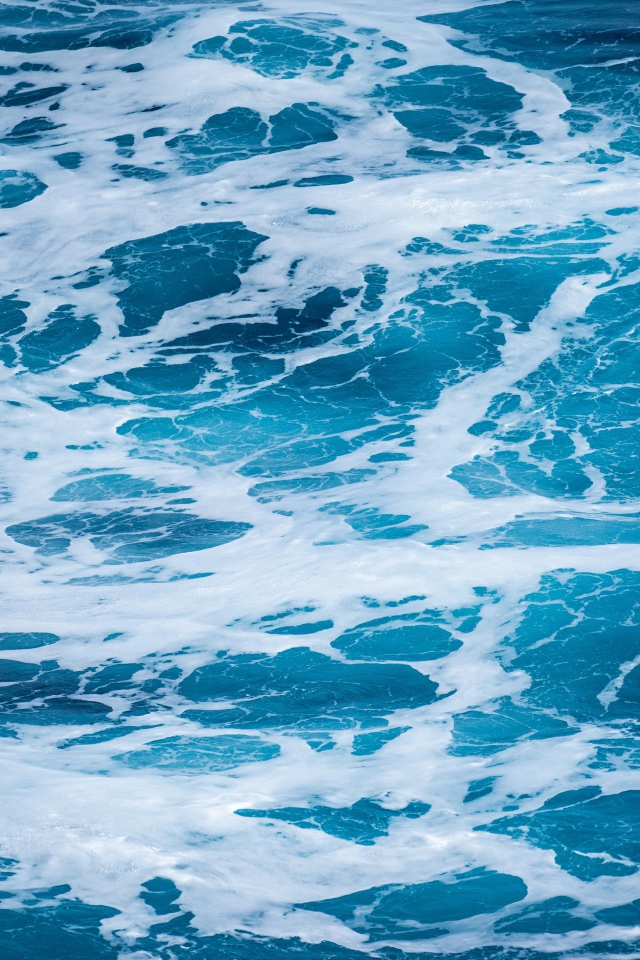 Голубая морская вода с белой пеной