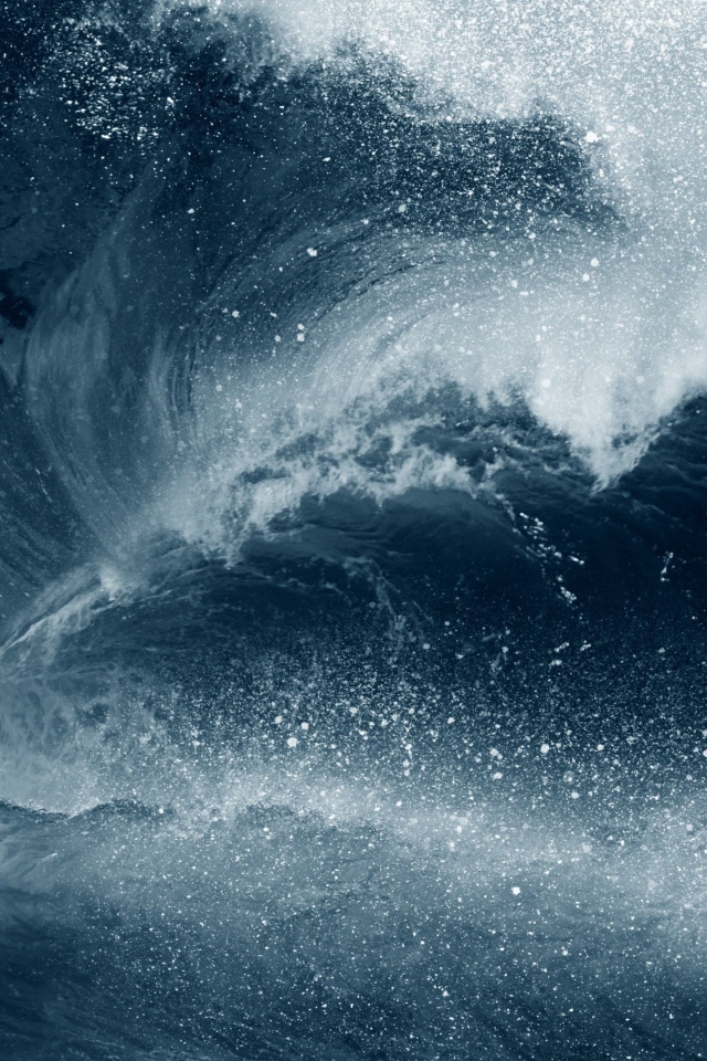 Высокая морская волна с белой пеной