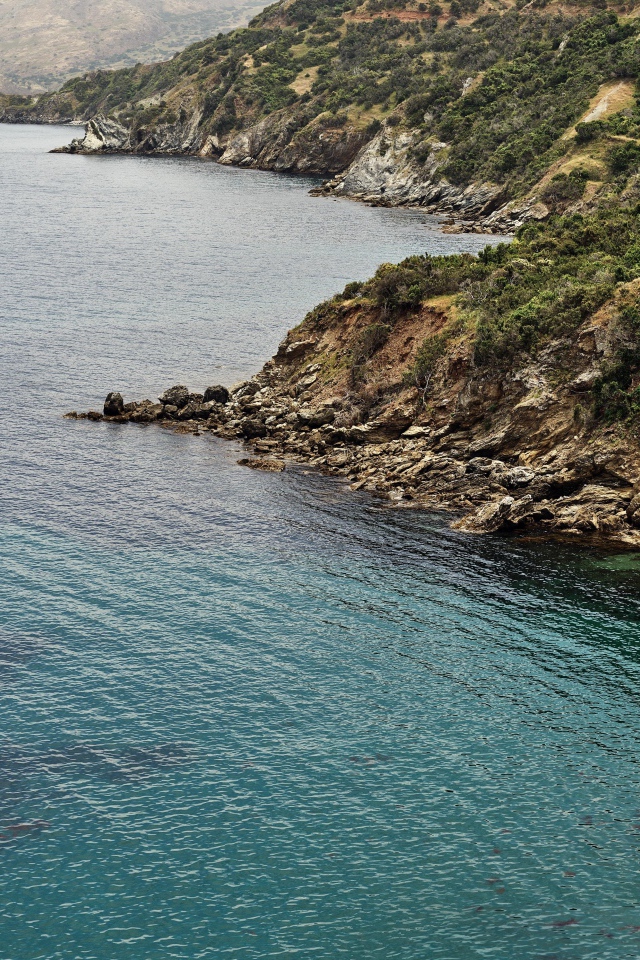 Голубая морская вода у скалистых берегов