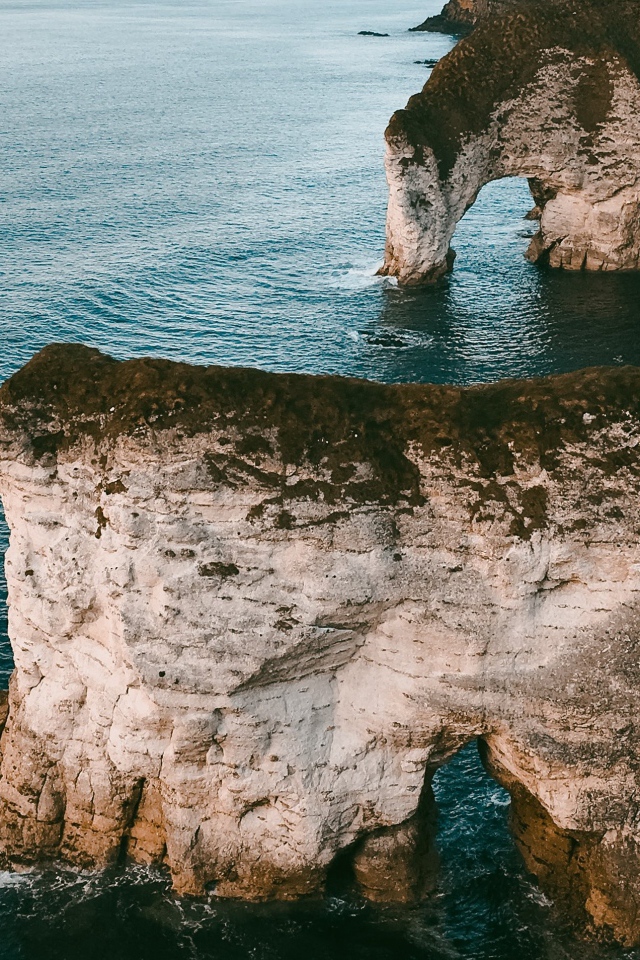 Каменные утесы с арками в океане 