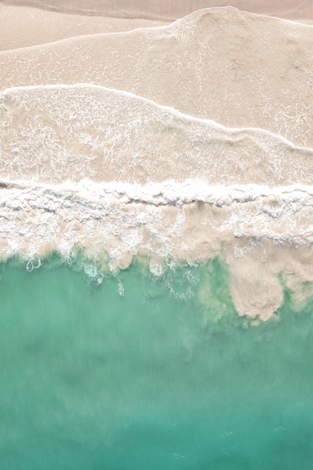 Теплые белые морские волны на песке 