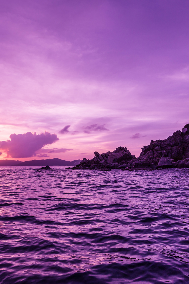 Вода в море на фоне фиолетового заката 