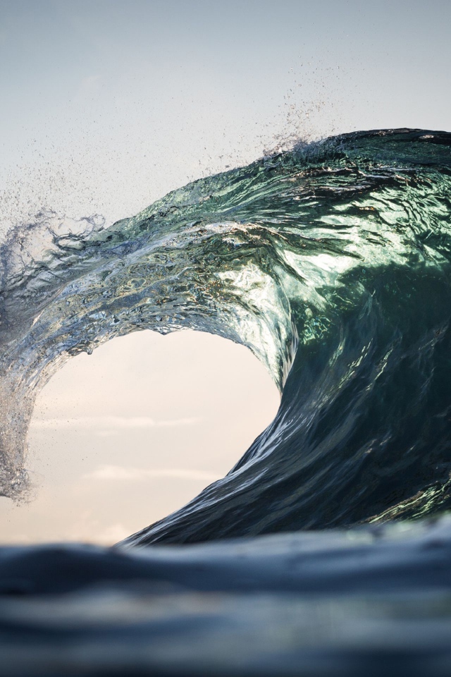 Белая волна поднимается в море