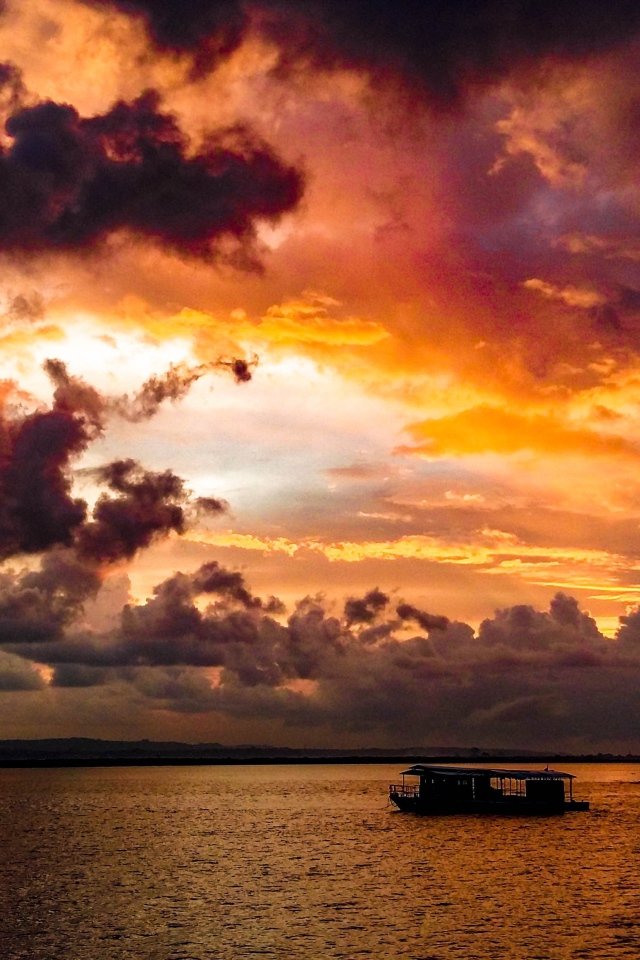 Черные облака в небе на закате над морем