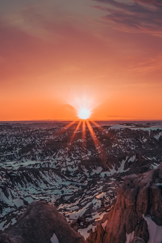 Яркий красный закат солнца над горами