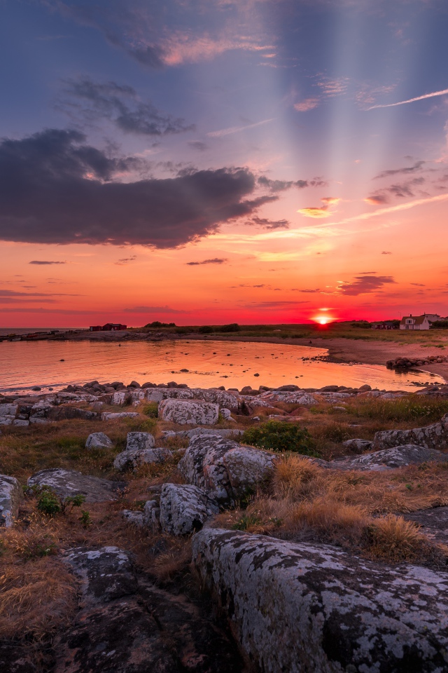 Лучи солнца на закате в небе над морем