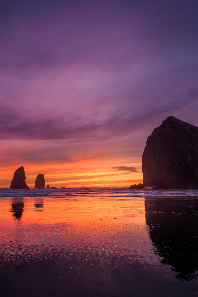 Закат яркого солнца на горизонте в море