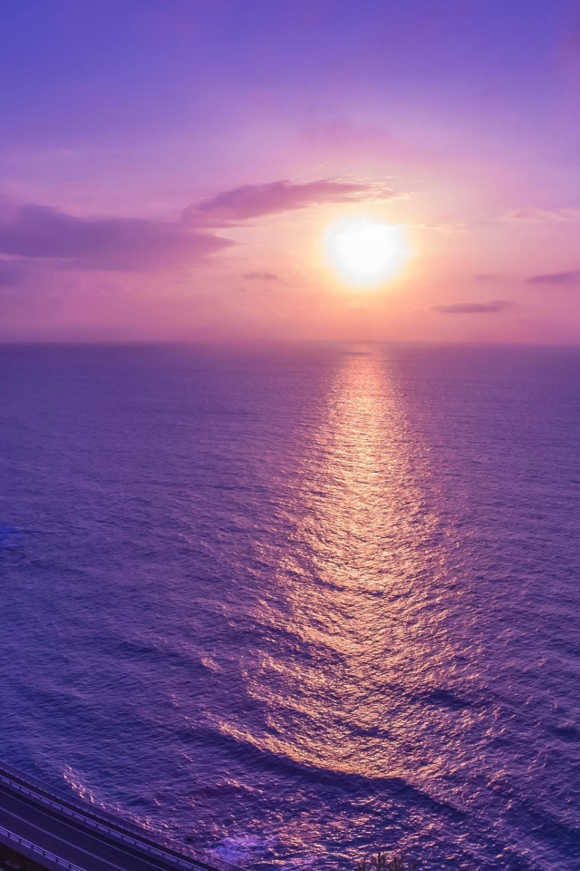 Дорога у моря на закате яркого летнего солнца