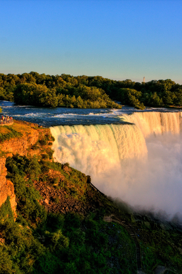 Красивый быстрый Ниагарский водопад в лучах солнца
