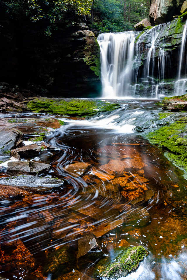 Быстрый водопад стекает по камням 
