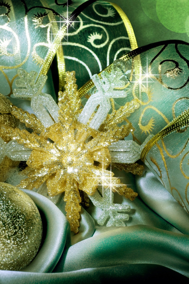 Красивые елочные шары, лента и звезда 