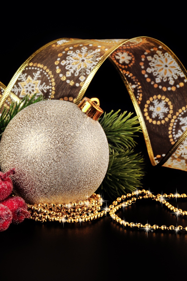 Красивые елочные украшения и лента на черном фоне на Новый год 2020 