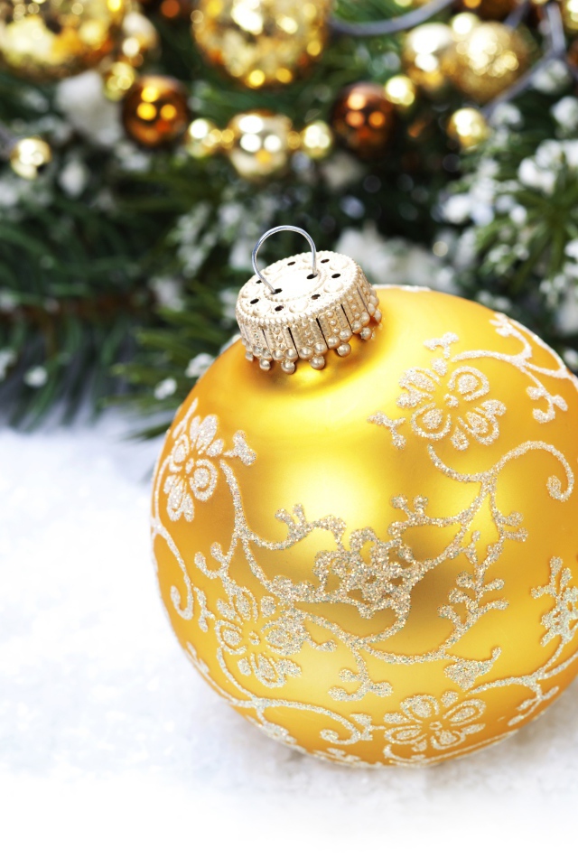 Красивый золотой елочный шар на Новый год 2020 