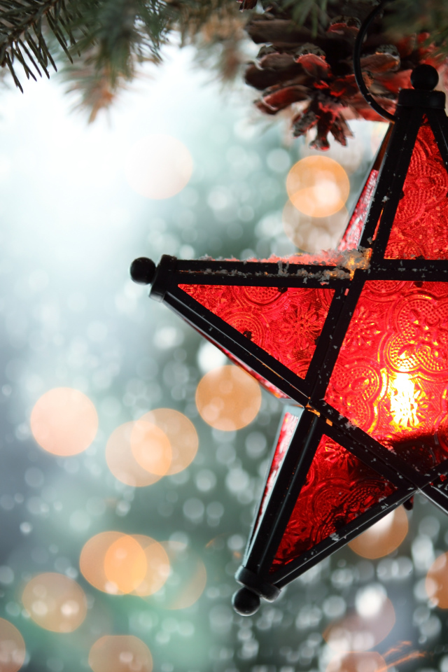 Большая красная звезда на елке на Новый год