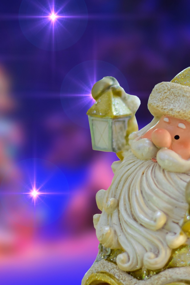 Фигурка деда Мороза на неоновом фоне