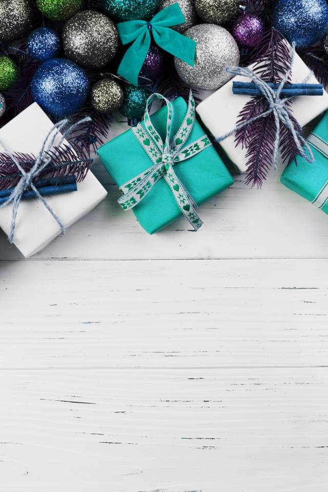 Подарки и елочные шарики на деревянном фоне, шаблон