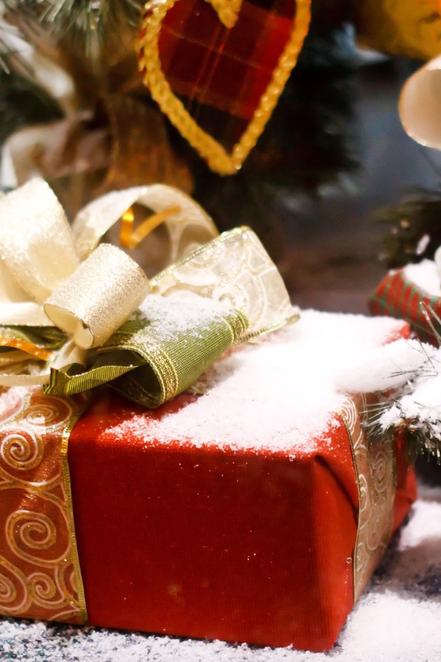 Подарки покрытые снегом на Новый год 2020 