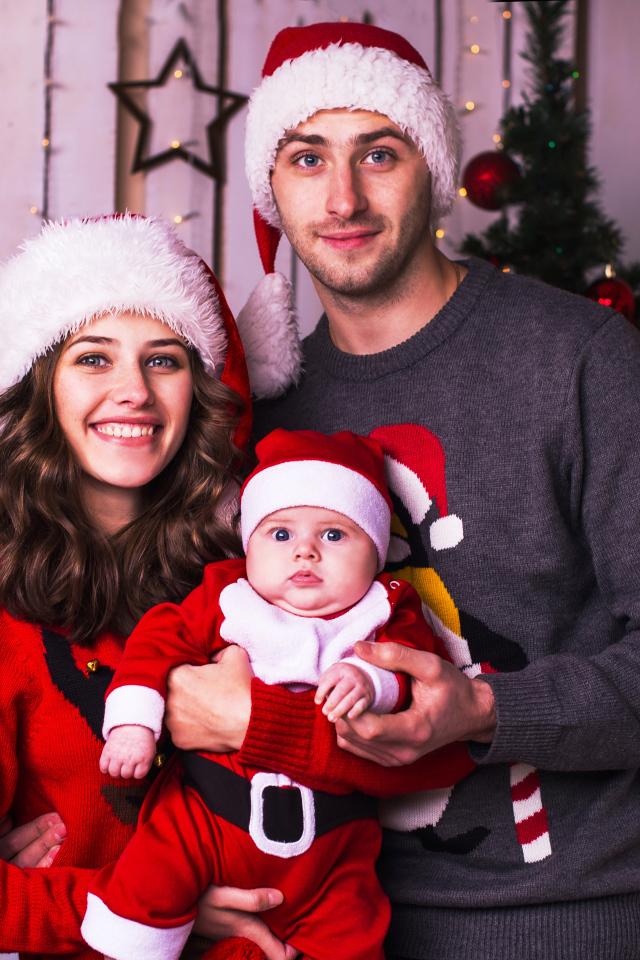 Счастливая семья в новогодних костюмах