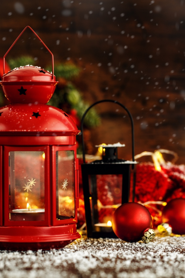 Большой красный фонарь с декором на столе на Новый год 2020 