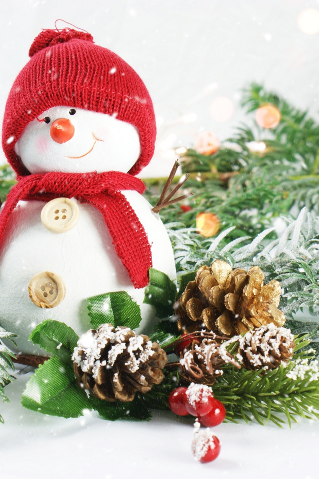 Маленький снеговик с еловыми ветками 