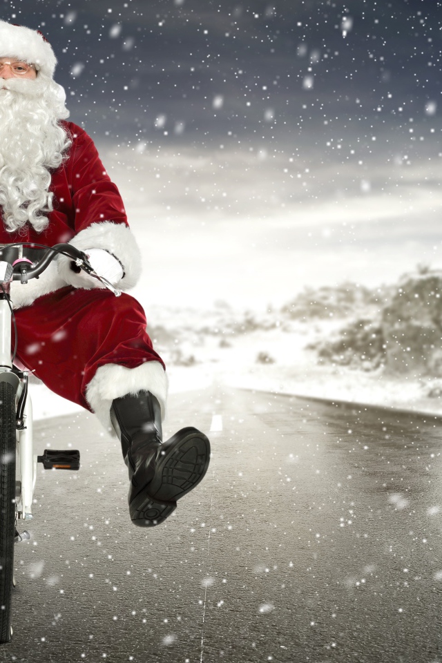 Санта Клаус на велосипеде на скользкой дороге зимой