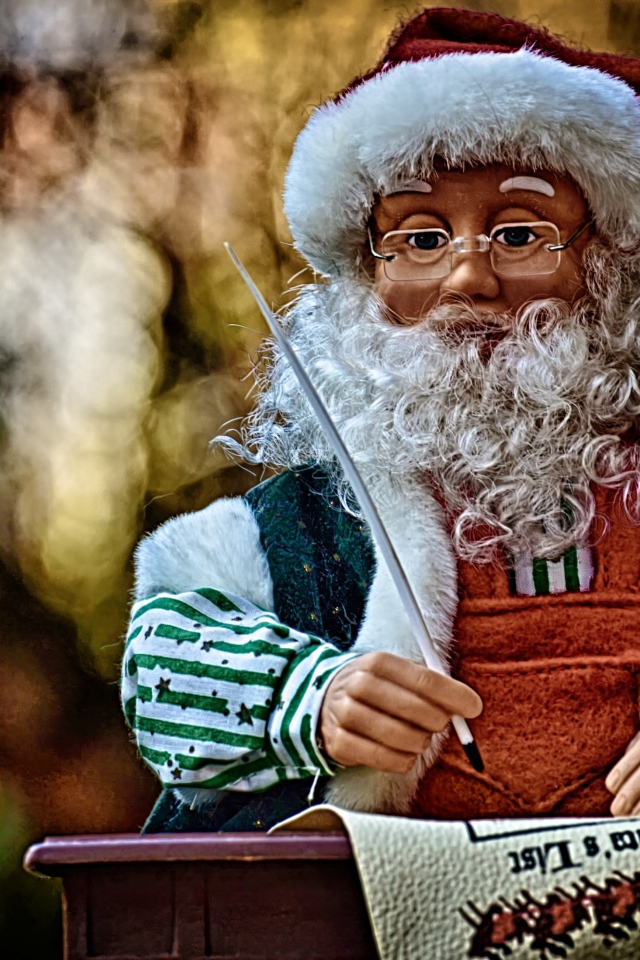 Игрушка Деда Мороза крупным планом