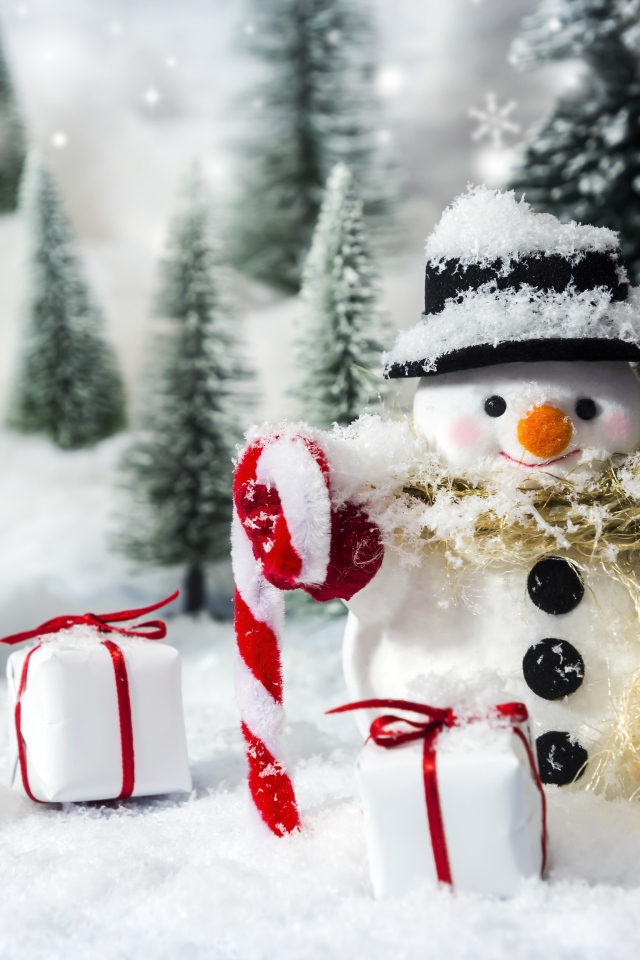 Снеговик с подарками и елками на снегу