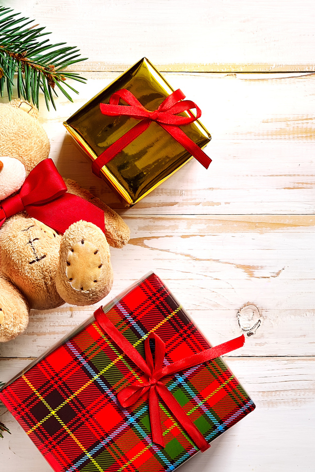 Медвежонок Тедди, подарки, елочная ветка с игрушками на Новый год 2020 