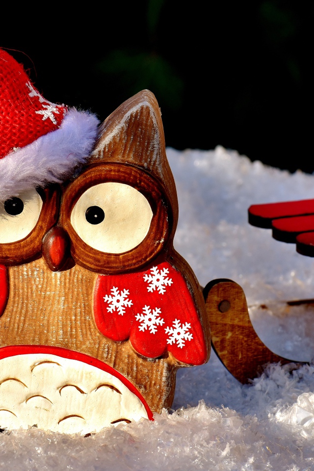 Деревянная фигурка совы в новогодней шапке на новый год 