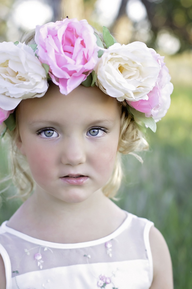 Красивая девочка с венком из цветов на голове