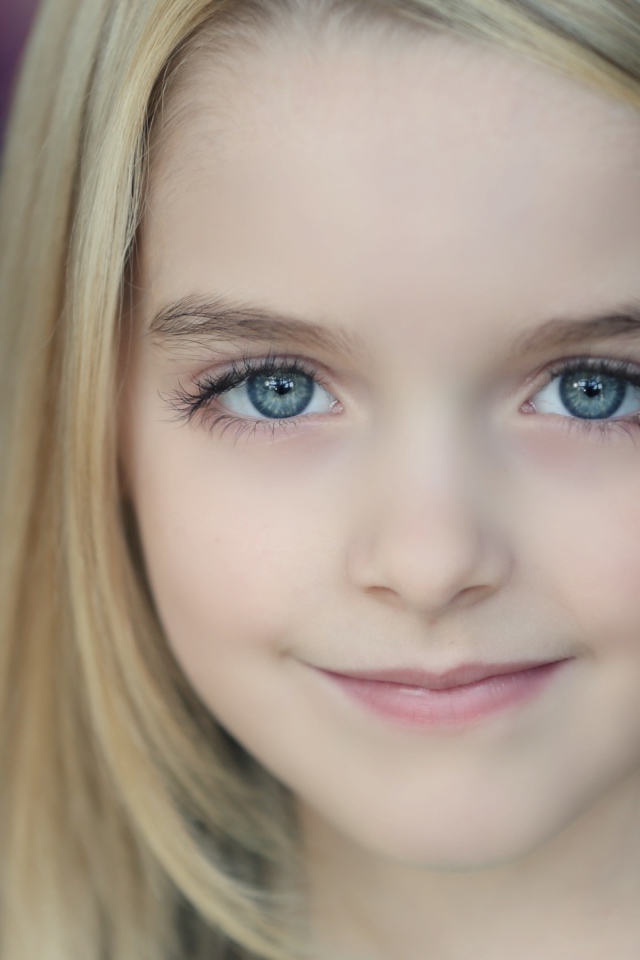 Девочка блондинка с красивыми серыми глазами