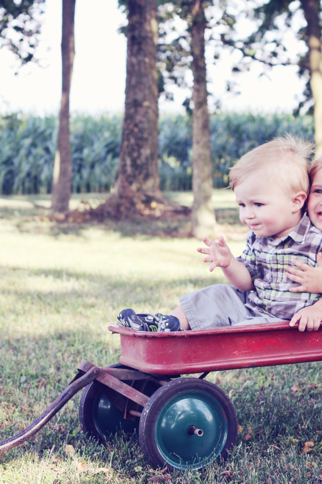 Мальчик и девочка сидят в тачке 
