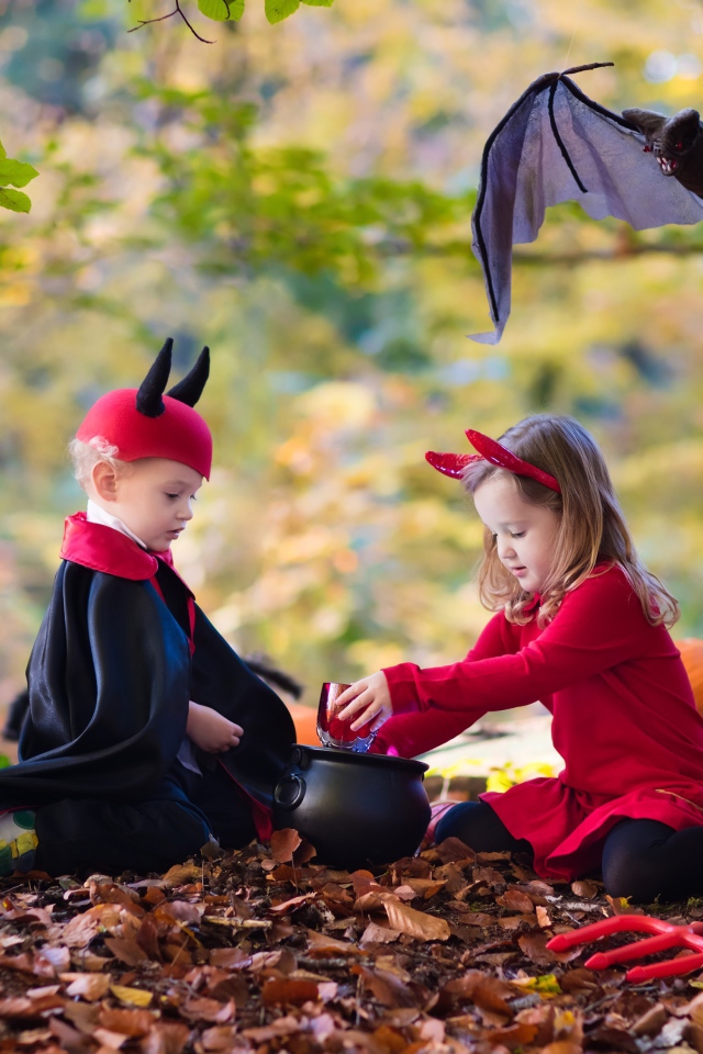 Мальчик и девочка в лесу в костюмах на праздник Хэллоуин 