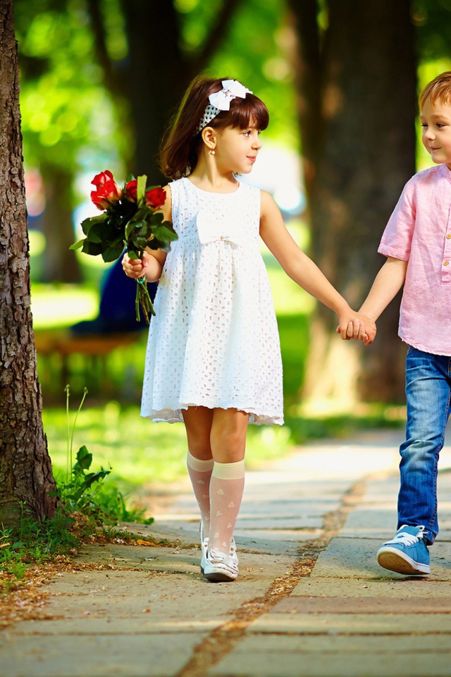 Мальчик и девочка гуляют по парку