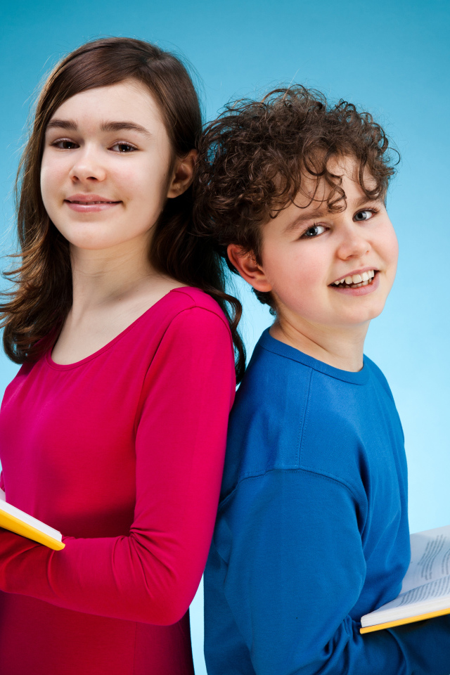 Мальчик и девочка с книгами на голубом фоне