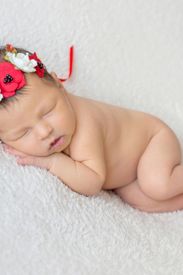 Грудная спящая девочка с венком на голове 