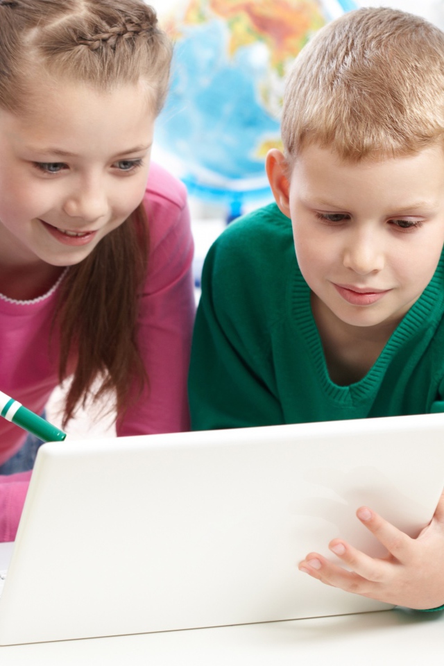 Дети в школе с ноутбуком