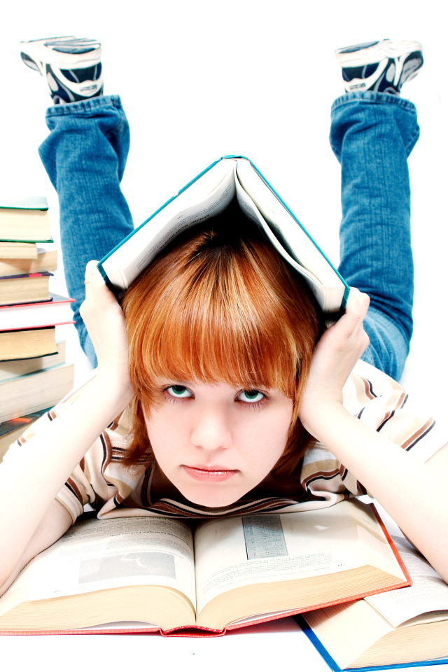 Девочка школьница с книгами на белом фоне