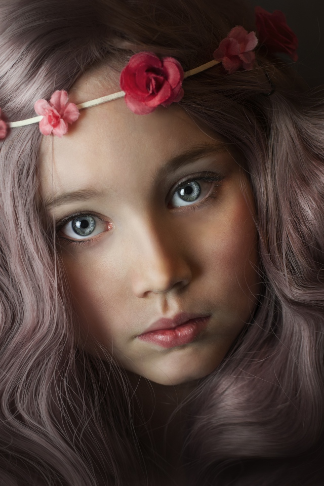 Девочка с красивыми волосами с венком на голове