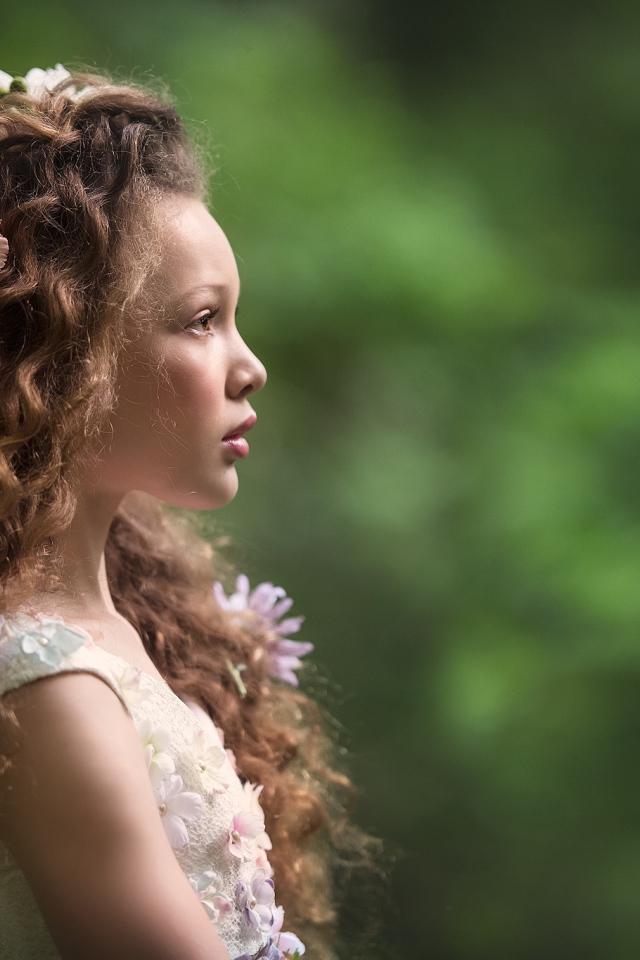 Девочка с красивыми длинными волосами с цветами