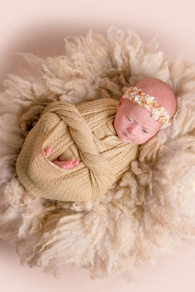 Маленький грудной ребенок завернутый  в покрывало 